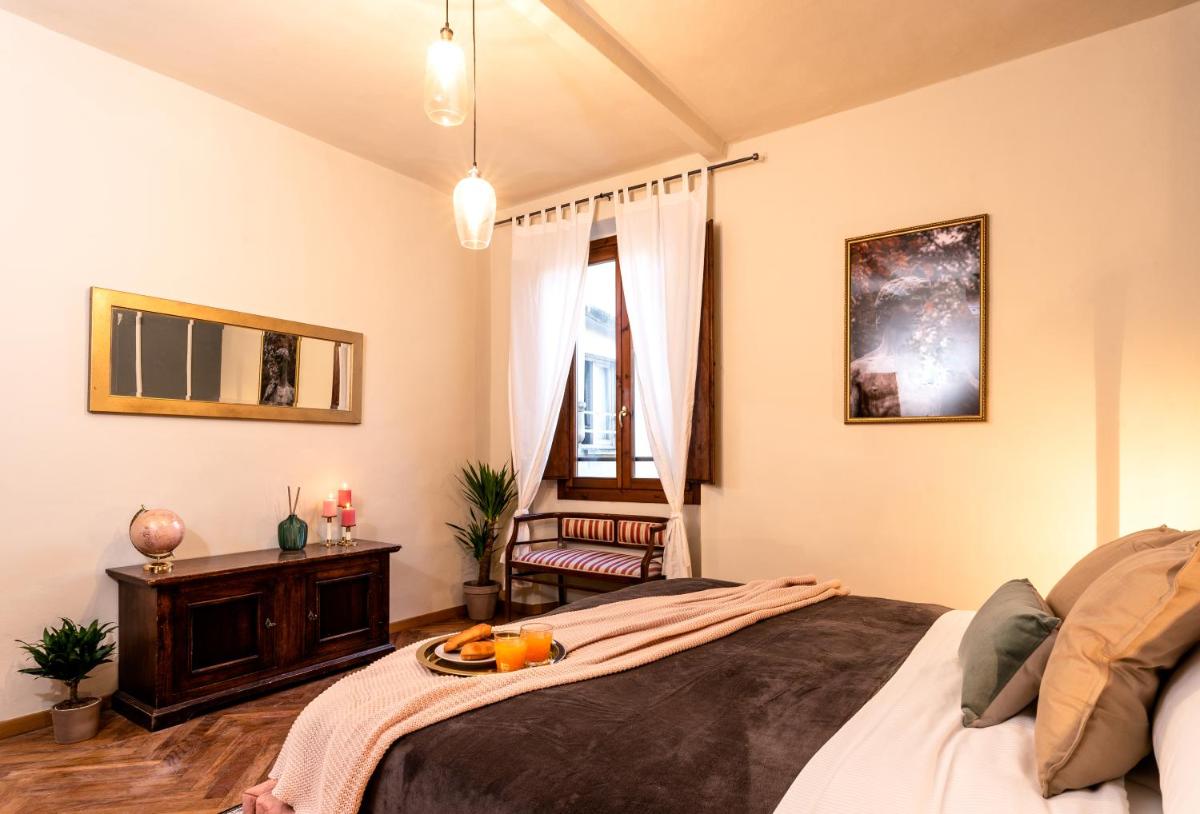 Florentine Palazzo,4 bedrooms,Historic Center apt - Housity