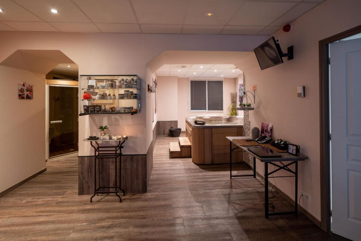 Télévision ou salle de divertissement dans l'établissement Logis Central Hôtel - Restaurant & Spa