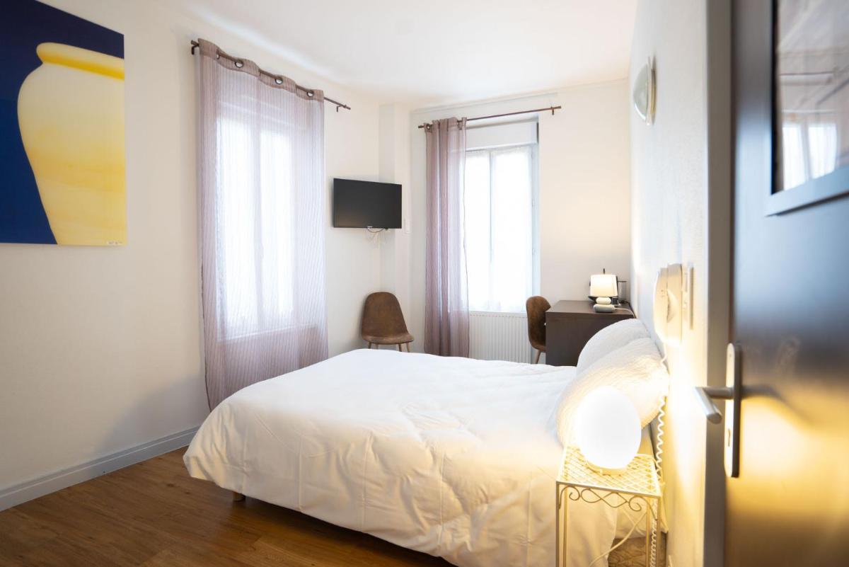 Un ou plusieurs lits dans un hébergement de l'établissement Logis Central Hôtel - Restaurant & Spa