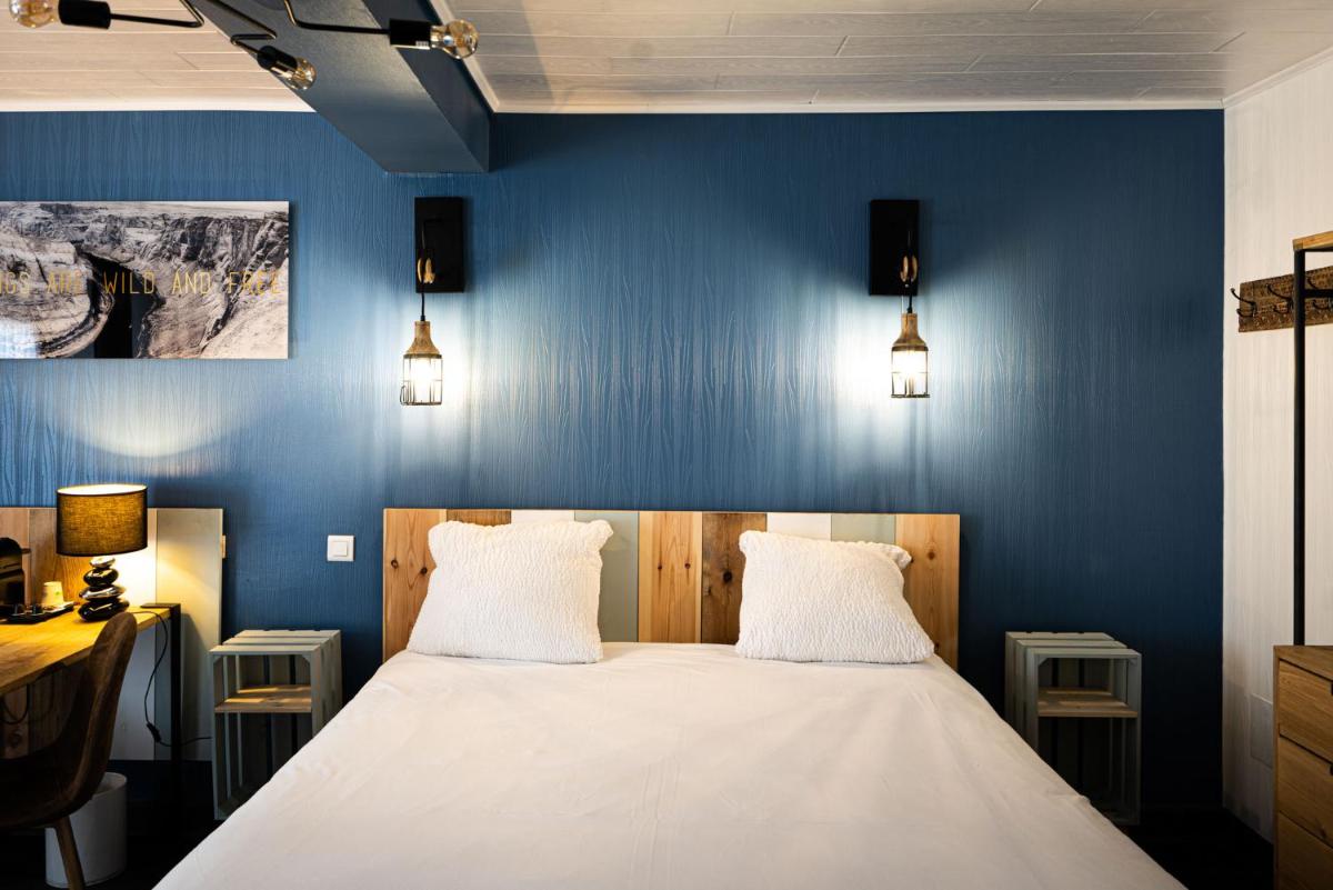 Un ou plusieurs lits dans un hébergement de l'établissement Logis Central Hôtel - Restaurant & Spa