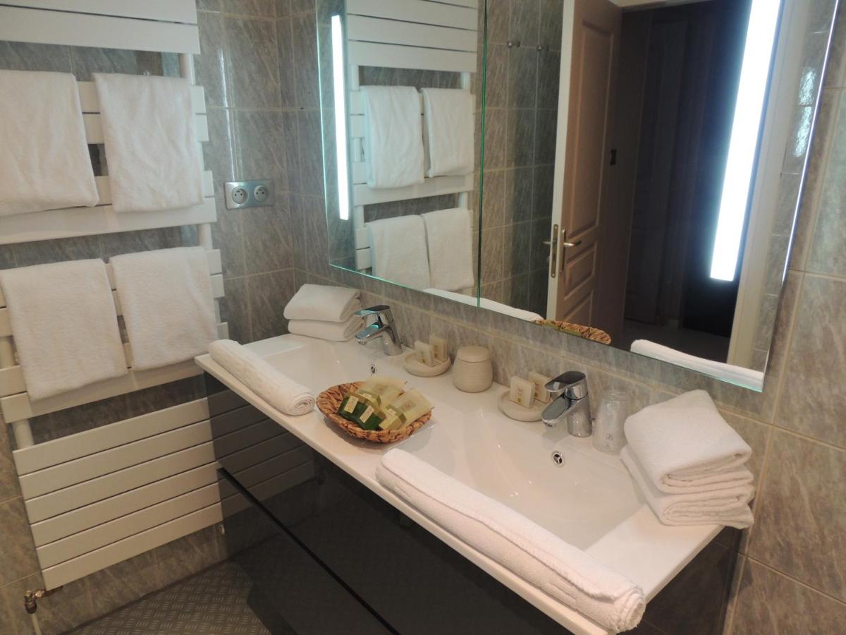 Salle de bains dans l'établissement Logis Central Hôtel - Restaurant & Spa