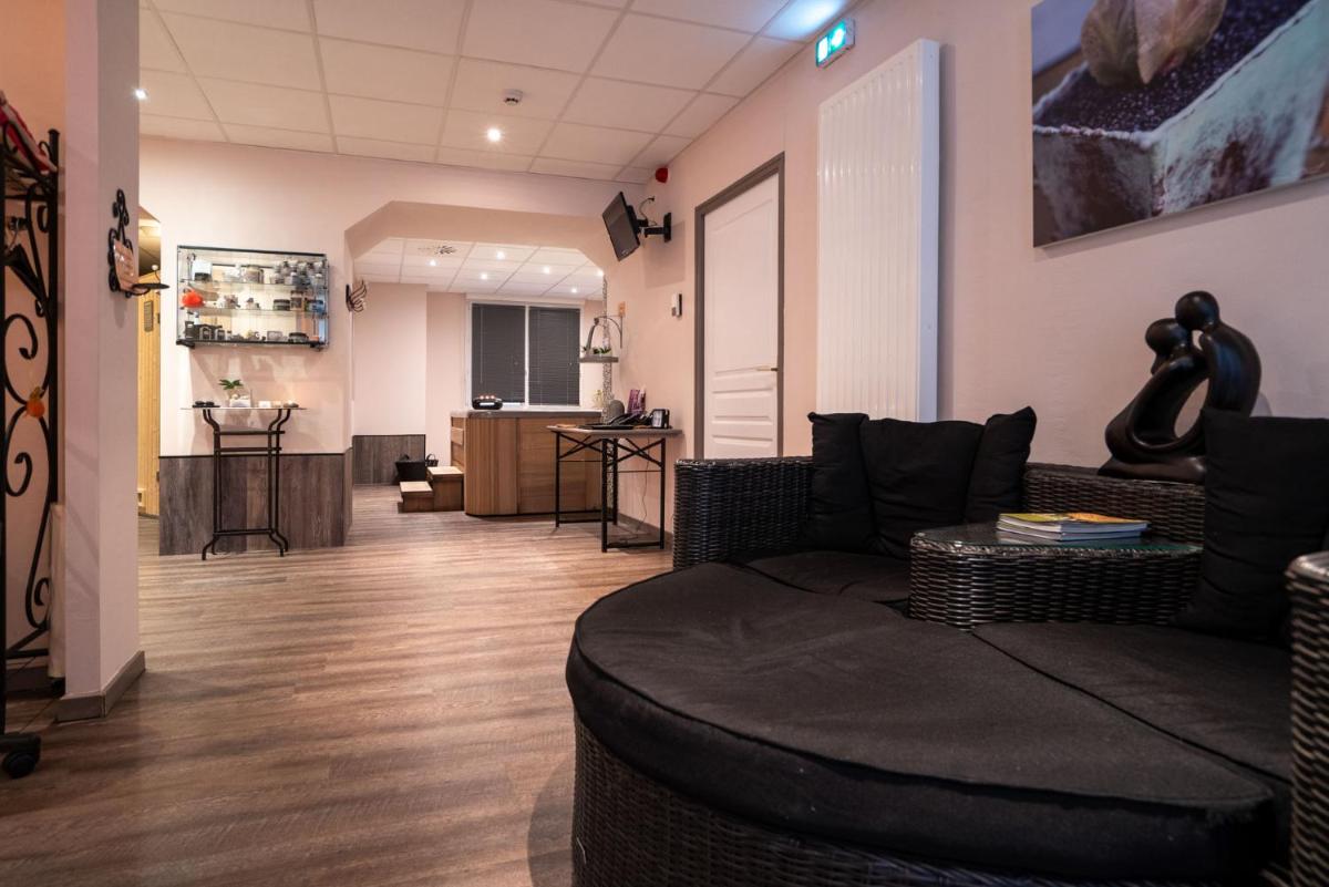 Coin salon dans l'établissement Logis Central Hôtel - Restaurant & Spa