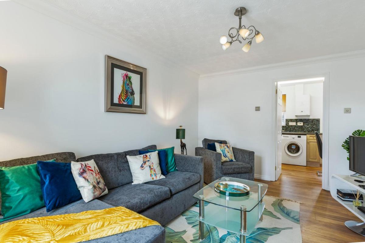 Catchpole Stays- Highwoods House- A lovely 2 bed zoo themed house sitting towards the north of Colchester - Housity