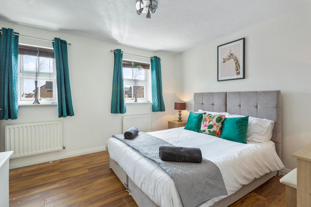 Catchpole Stays- Highwoods House- A lovely 2 bed zoo themed house sitting towards the north of Colchester - Housity