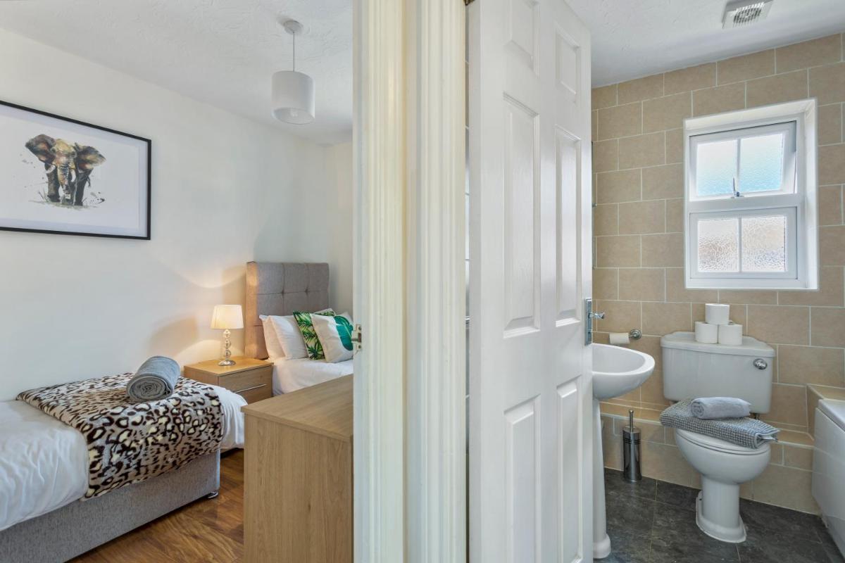 Catchpole Stays- Highwoods House- A lovely 2 bed zoo themed house sitting towards the north of Colchester - Housity
