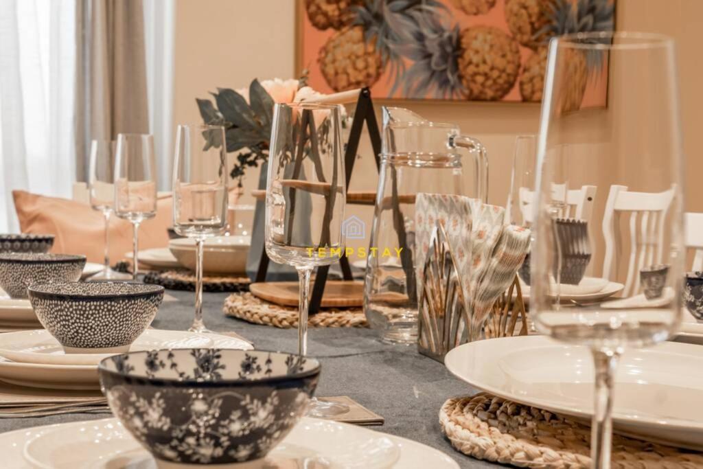 5 BED/4 BATH AT WEMBLEY STADIUM & FREE PARKING - Housity