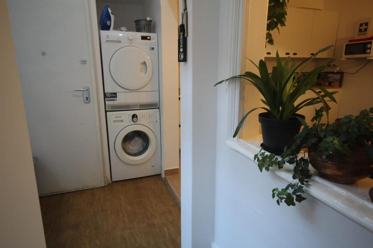 Bordeaux M1 R3 - Nice & Comfortable Double Room with Private Patio & Shared Bathroom - Housity