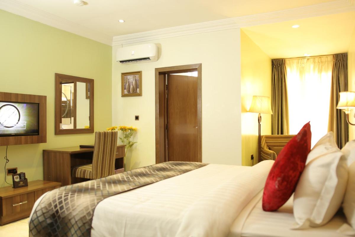 Grand Pela Hotel & Suites - Housity