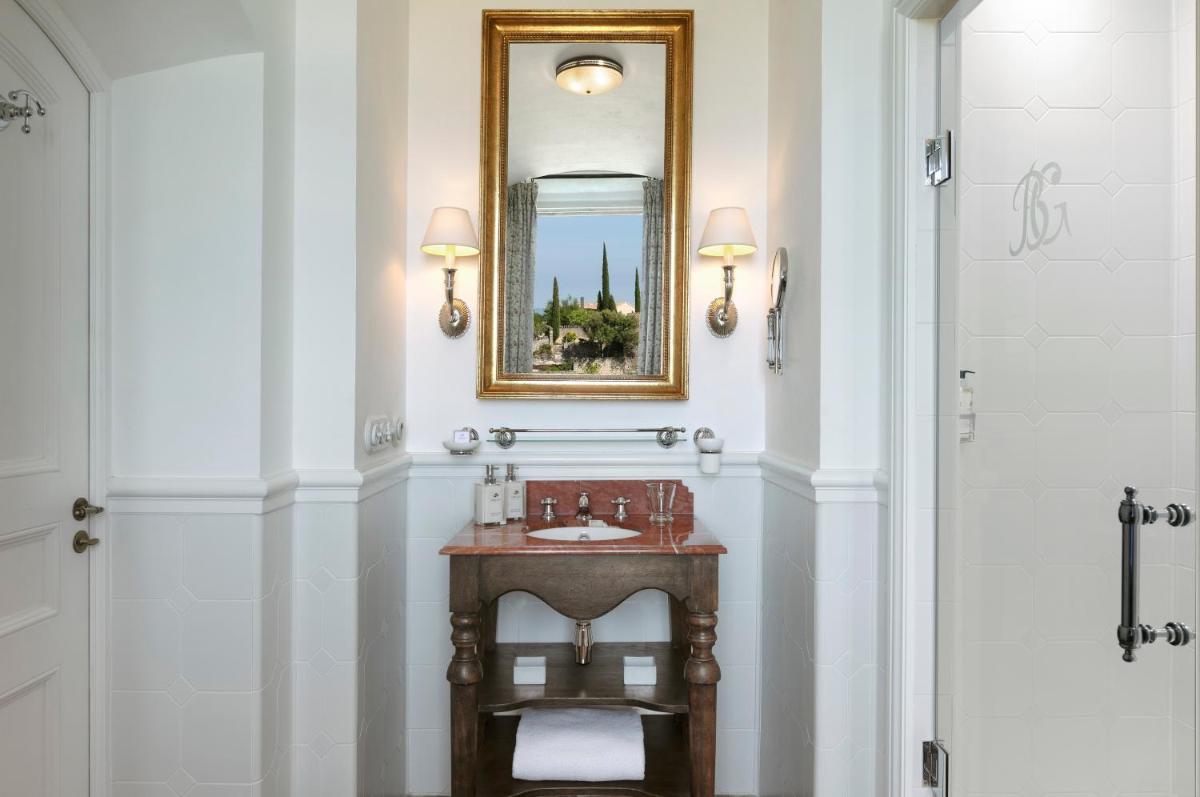 Salle de bains dans l'établissement Airelles Gordes, La Bastide
