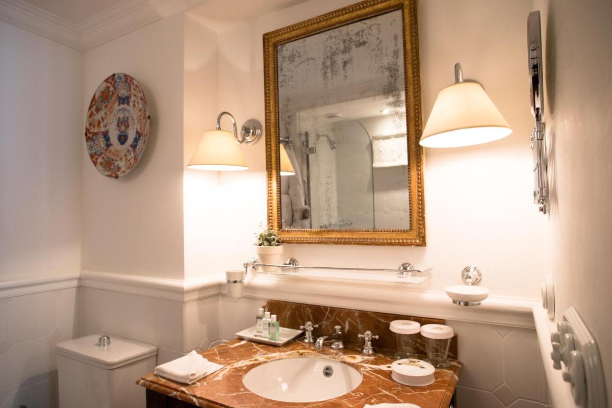 Salle de bains dans l'établissement Airelles Gordes, La Bastide