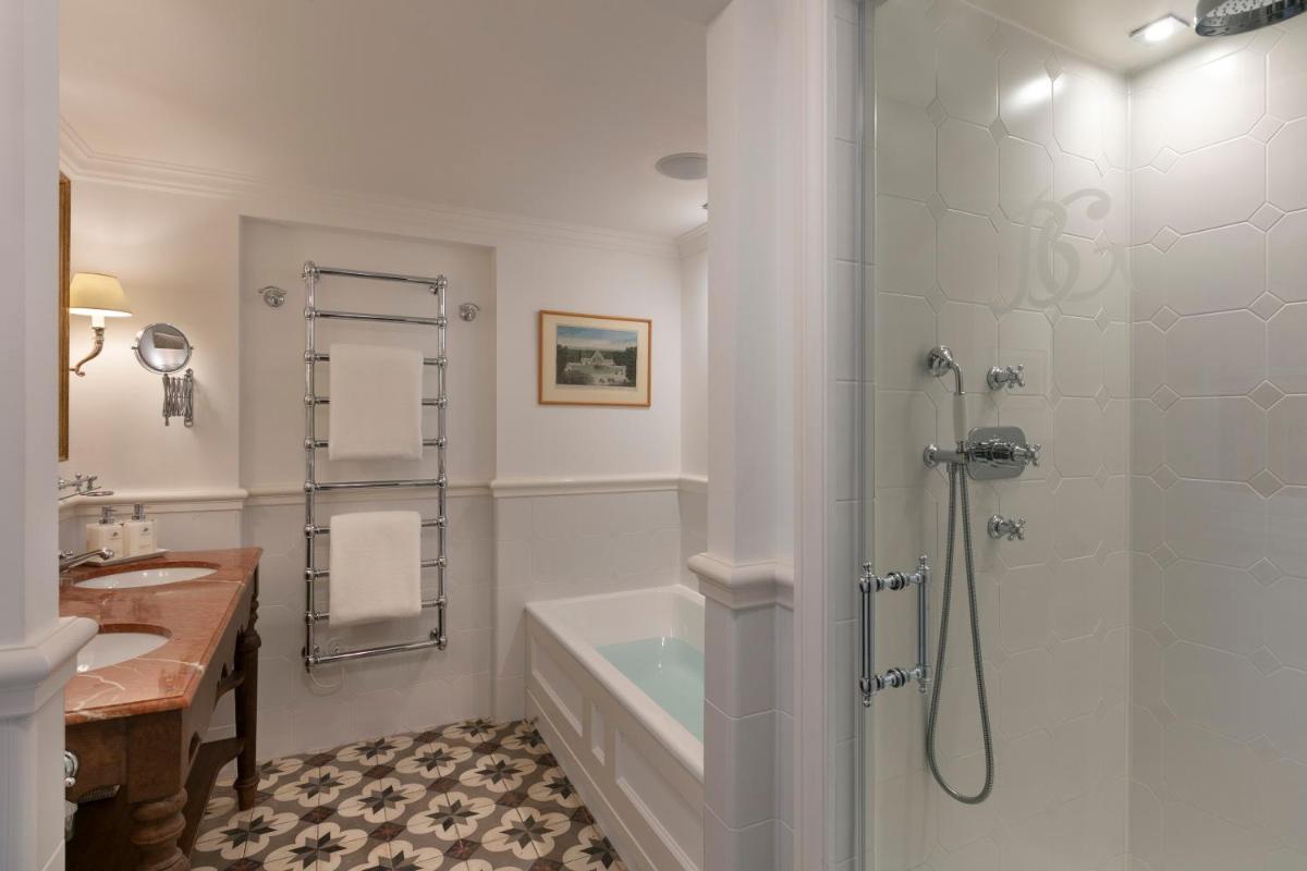 Salle de bains dans l'établissement Airelles Gordes, La Bastide