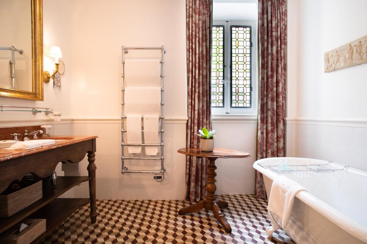 Salle de bains dans l'établissement Airelles Gordes, La Bastide