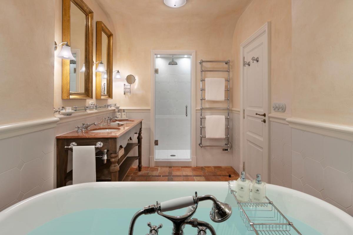 Salle de bains dans l'établissement Airelles Gordes, La Bastide