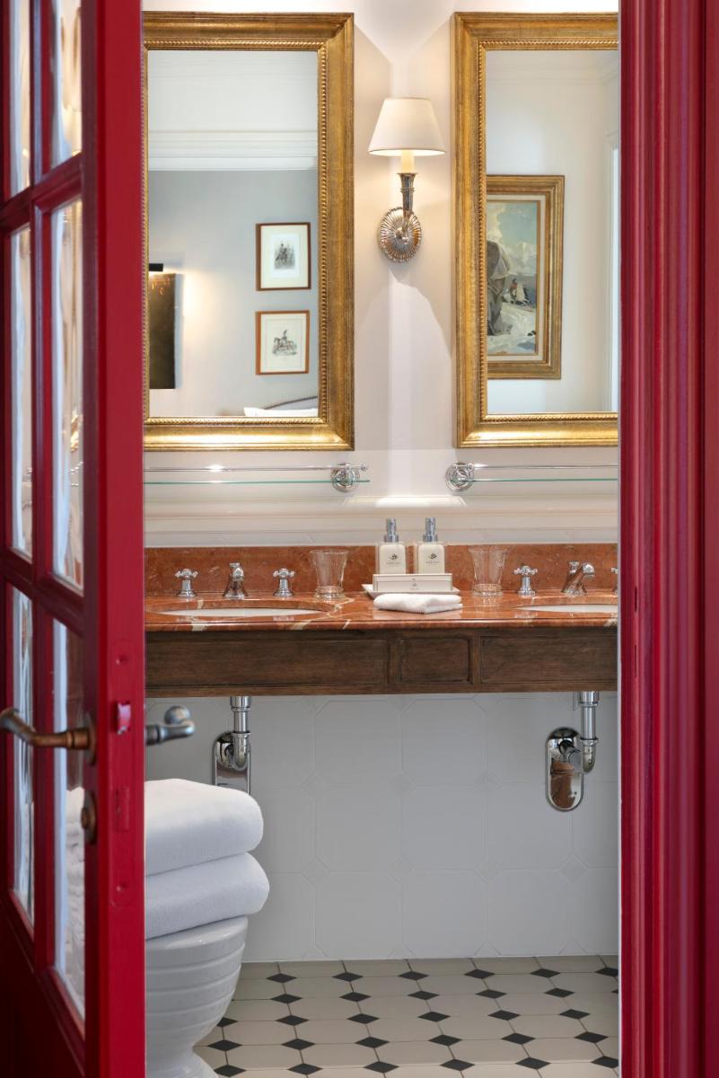 Salle de bains dans l'établissement Airelles Gordes, La Bastide