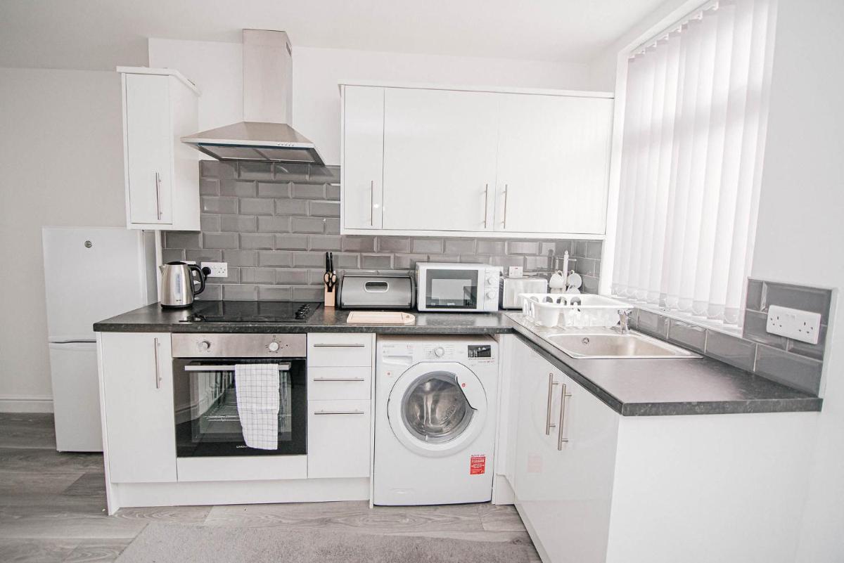 Florence Avenue, Apartment 1 - Housity