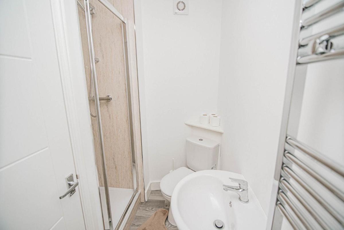 Florence Avenue, Apartment 1 - Housity