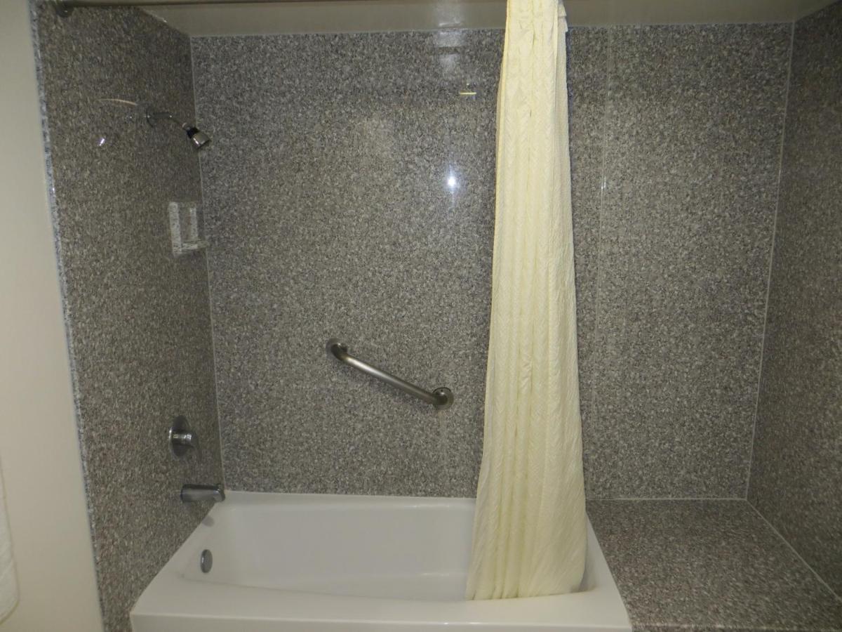 Riverside Inn & Suites - Housity