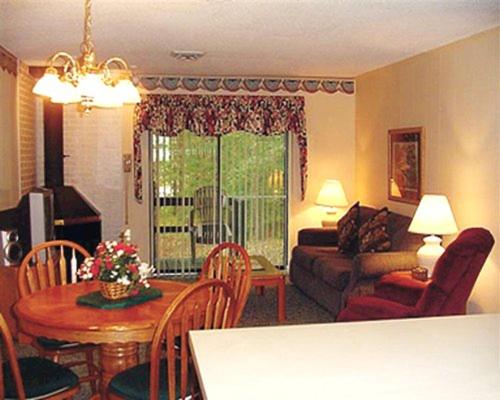 Well Appointed Resort at Lake Tansi - Two Bedroom Suite #2 - Housity