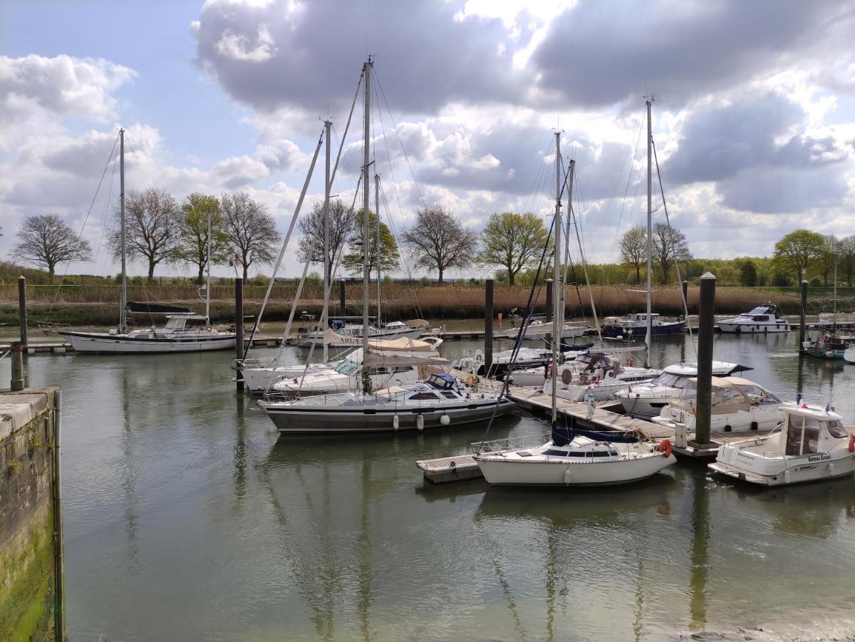 L'Anse Rouge, vue sur le port - Housity