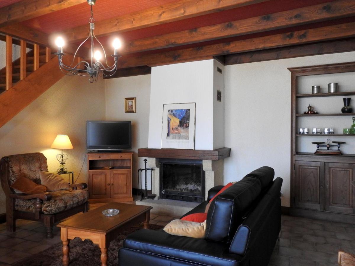 Gîte Confortable avec Cheminée, Cour et Verger à Dampierre - FR-1-611-55 - Housity