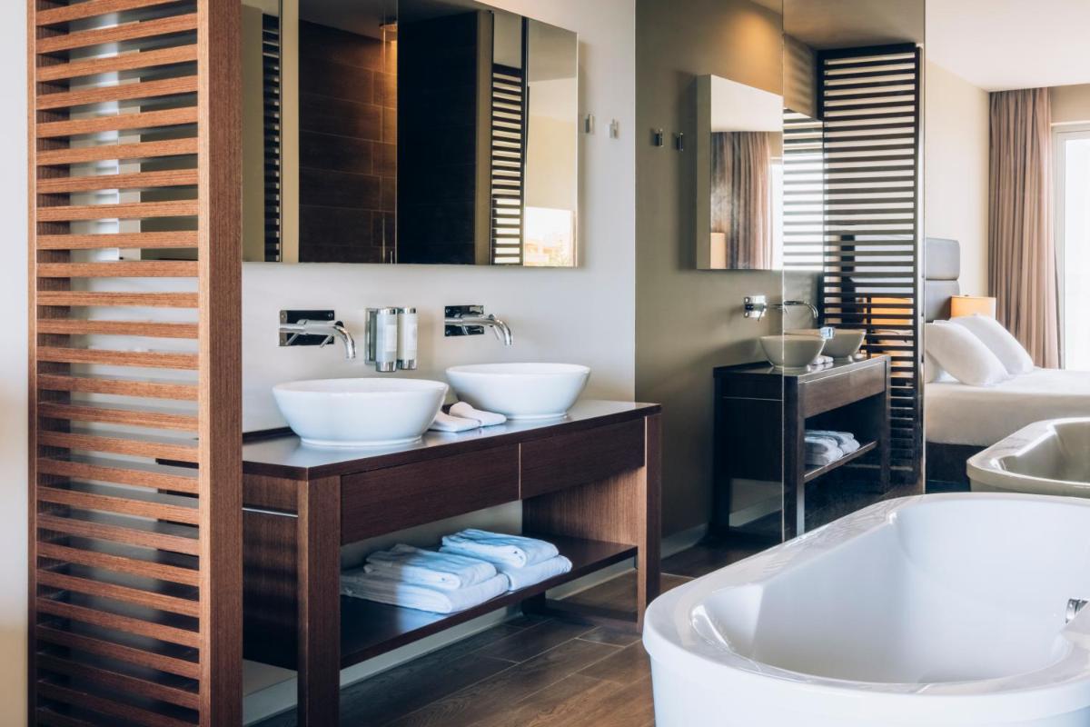 Uma casa de banho em Iberostar Selection Lagos Algarve