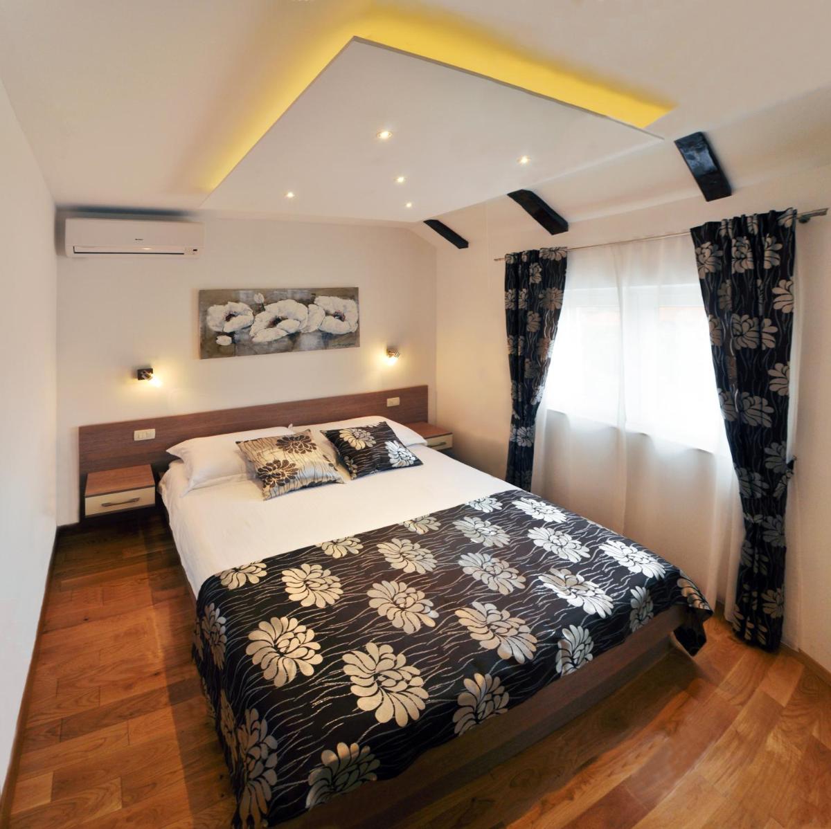 Deluxe Apartments & Rooms Sarella - Housity