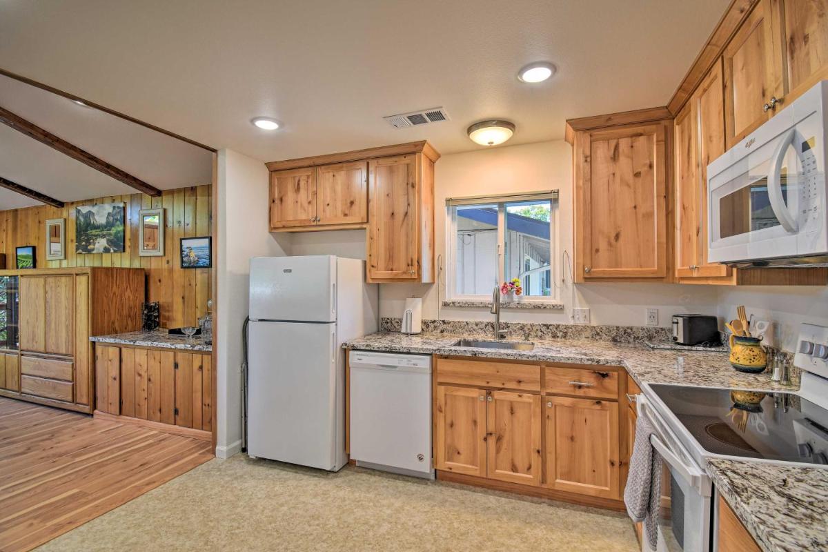 Stunning Treetop Villa - 1 Mi to Dtwn Mariposa! - Housity