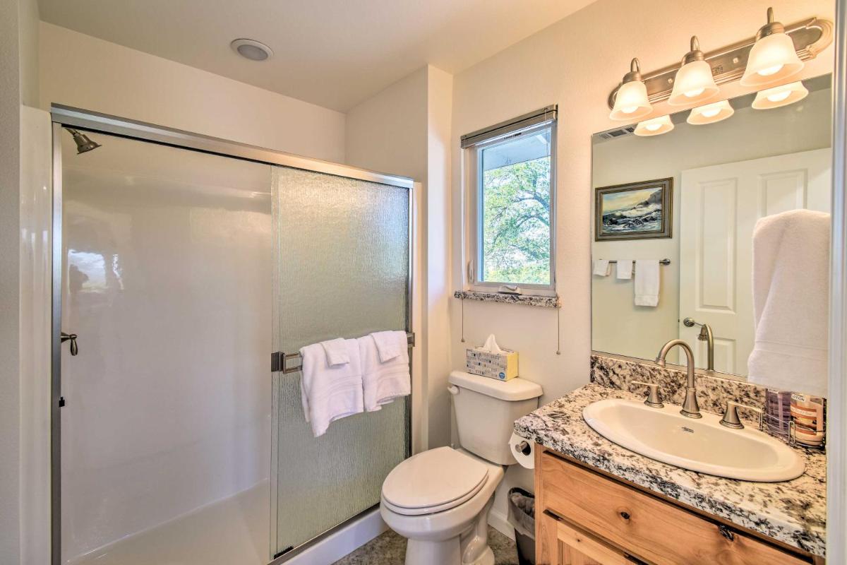 Stunning Treetop Villa - 1 Mi to Dtwn Mariposa! - Housity