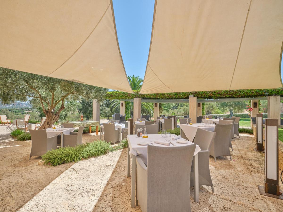 Un restaurante o sitio para comer en Son Penya Adults Only Petit Hotel & Spa