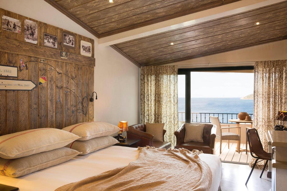 une chambre d'hôtel avec deux lits et un balcon dans l'établissement U Capu Biancu, à Bonifacio