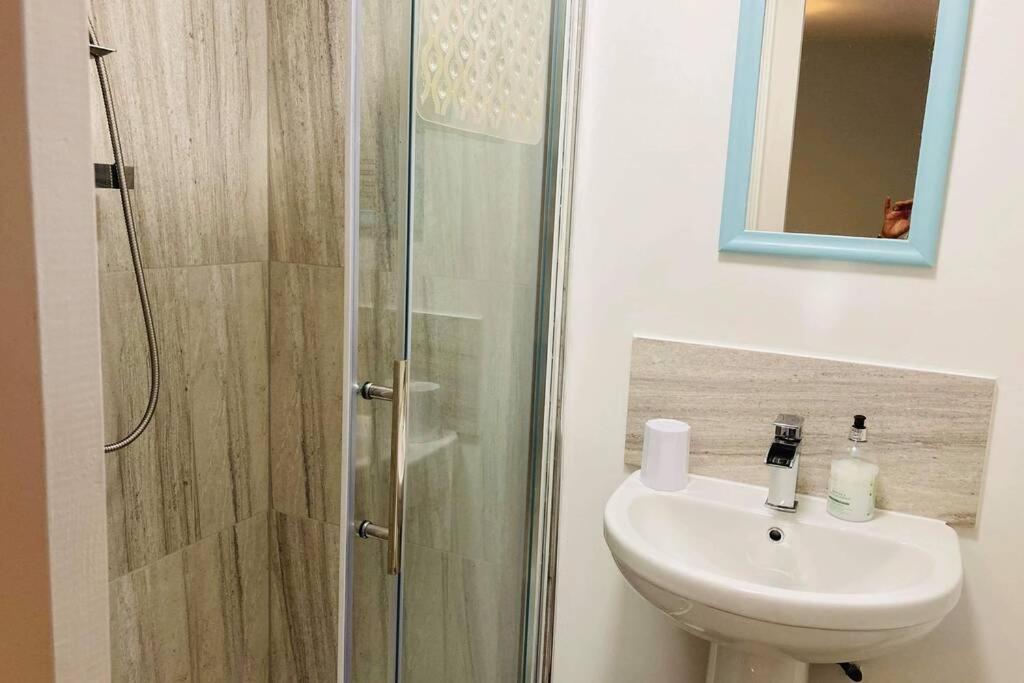 2 Bedroom Flat in the Heart of Berkeley - Housity