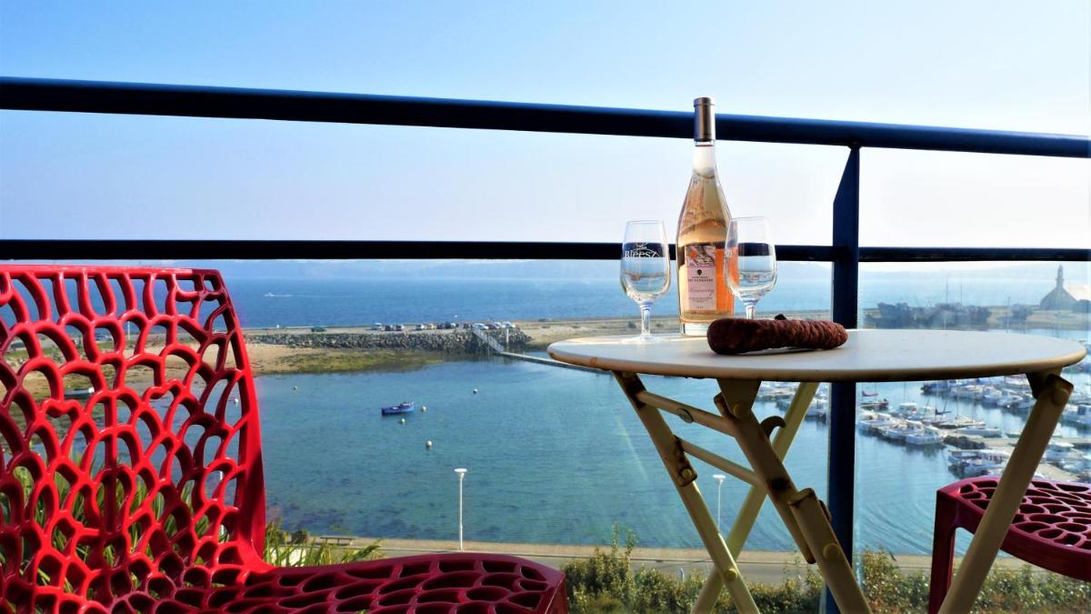 Vue générale sur la mer ou vue sur la mer prise depuis l'appart'hôtel