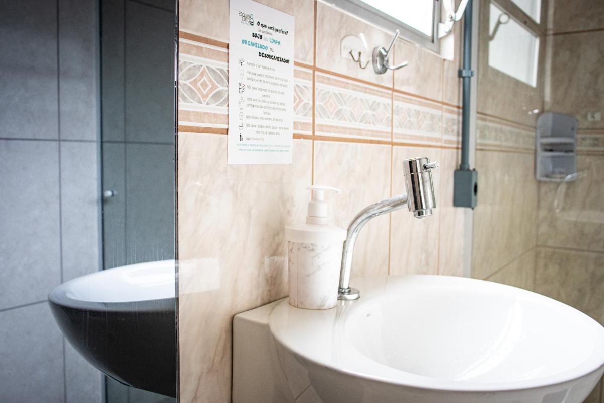 Esquina 8 Suítes Confort & Hostel - Housity