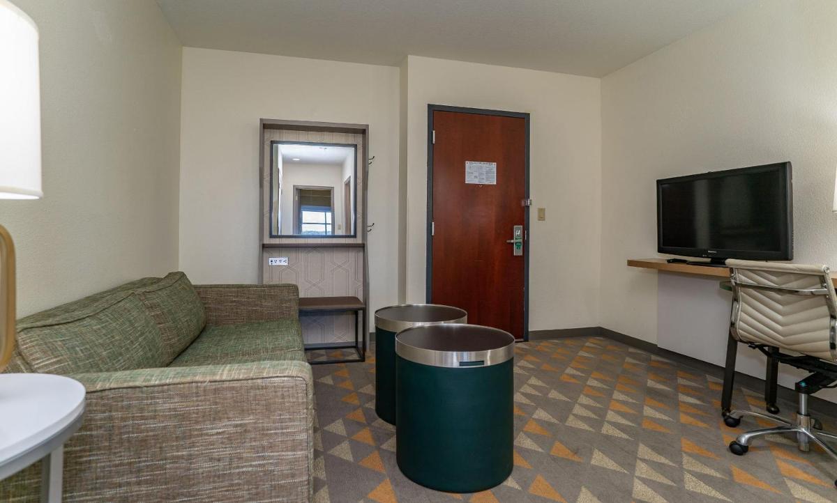 Holiday Inn Hotel & Suites Beaufort at Highway 21, an IHG Hotel - Housity