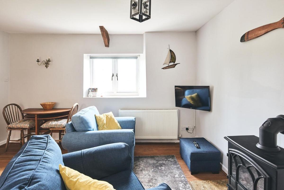 Half Moon Cottage - Housity