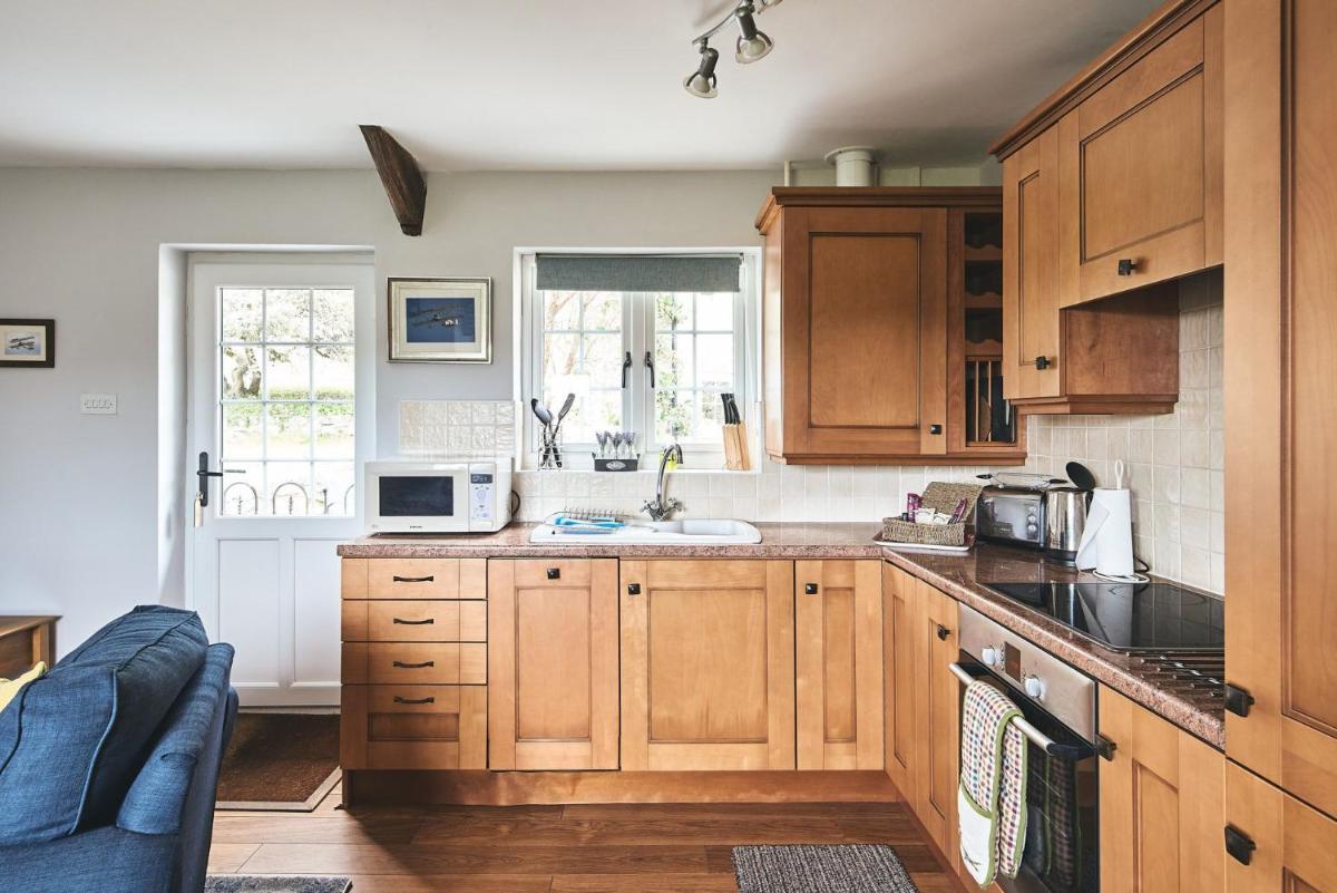 Half Moon Cottage - Housity