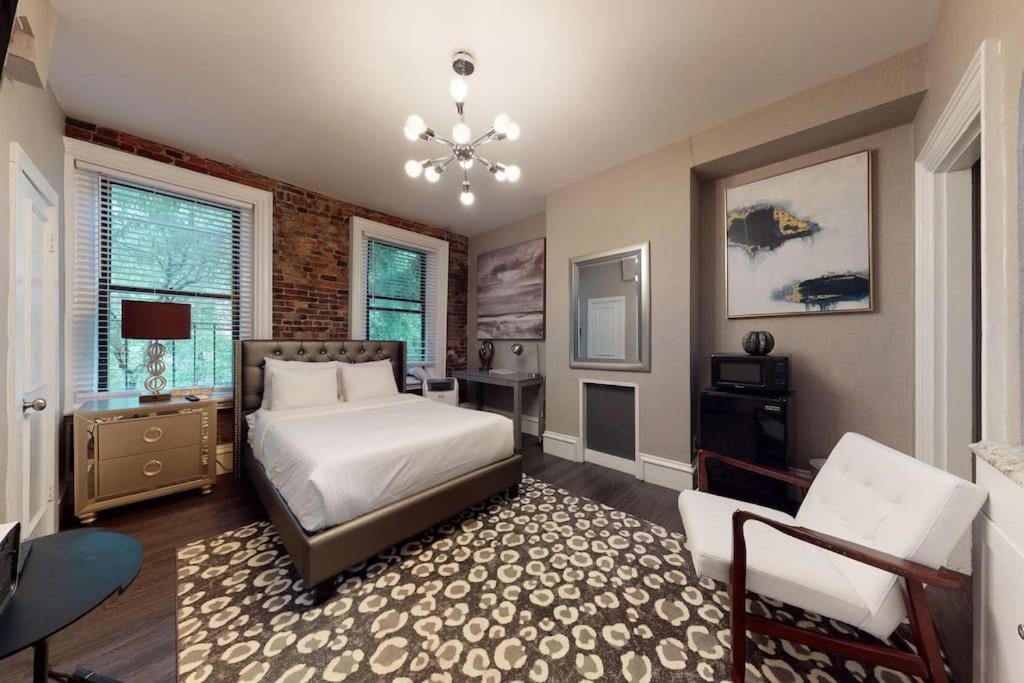 L 3-33 Stylish Private Studio in Boston! - Housity
