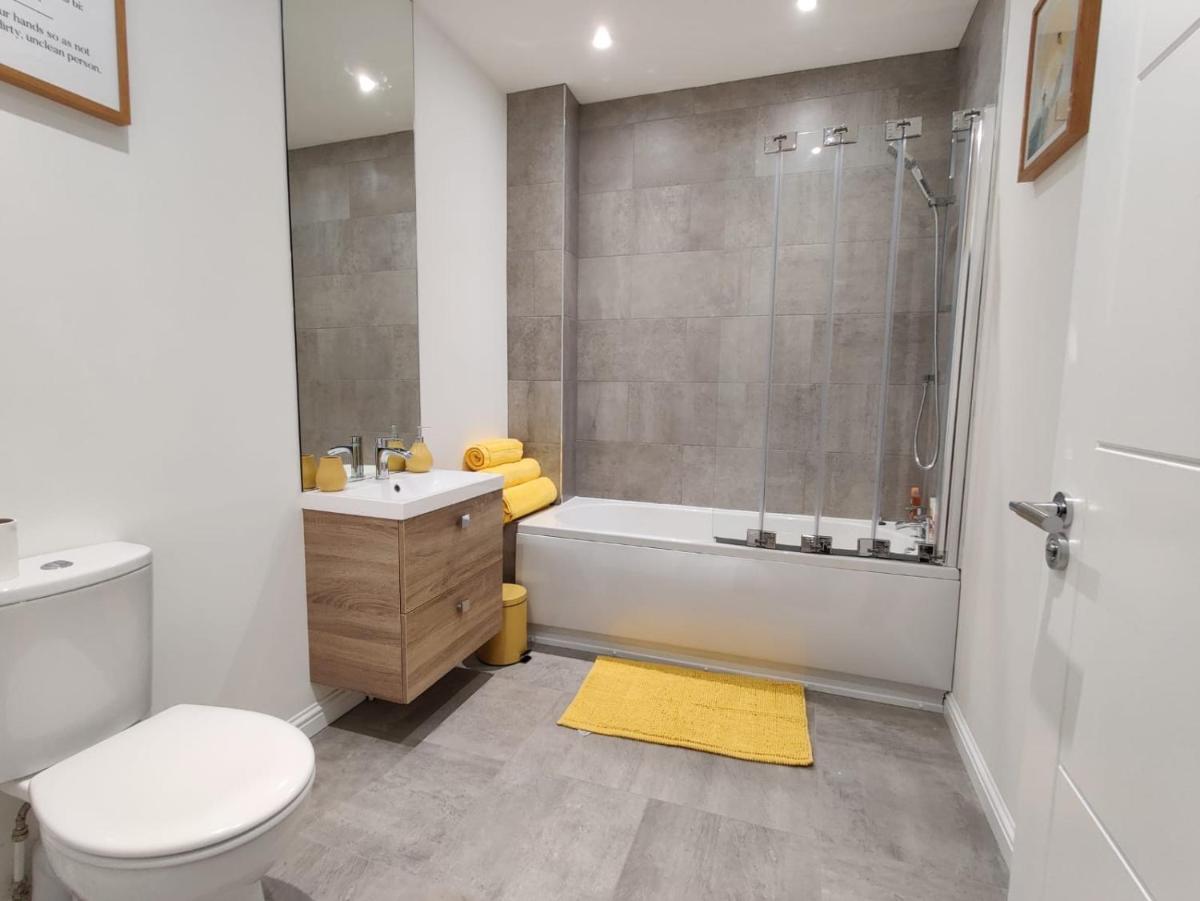 Stunning 2 Bedroom River View Apartment - Housity
