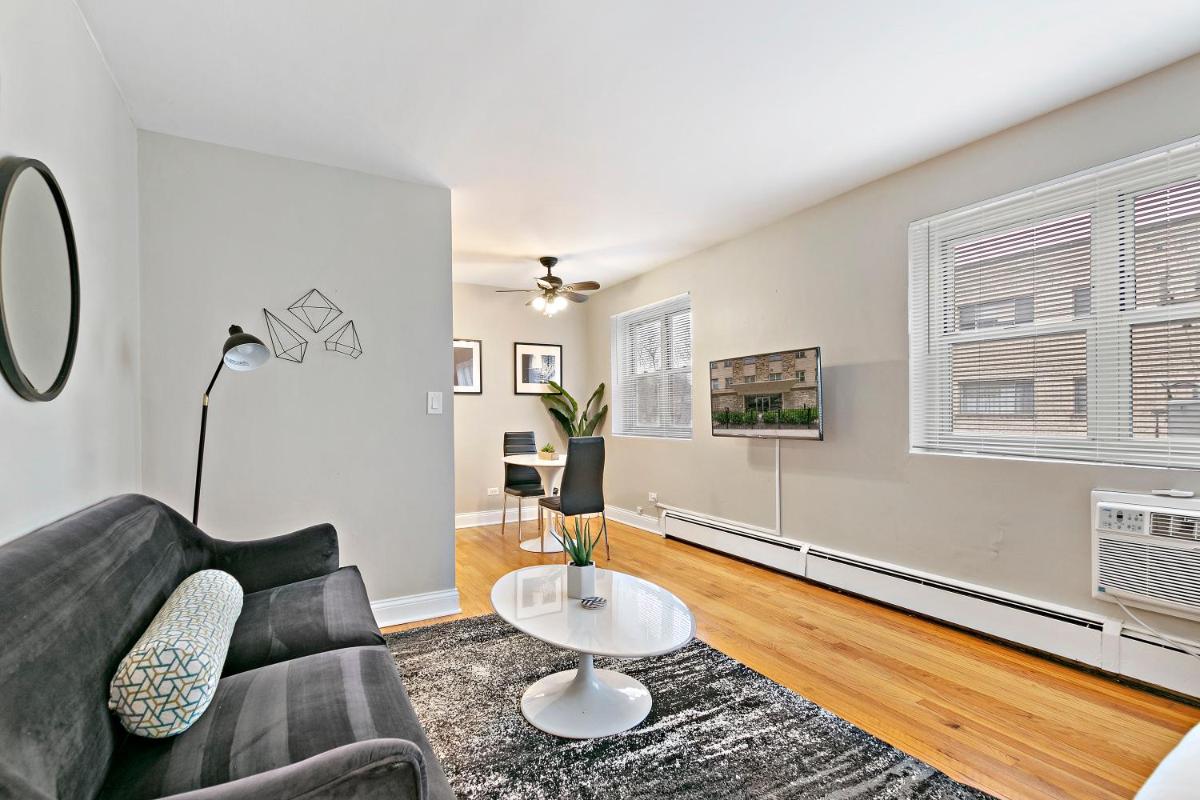 Cozy & Well-Equipped Studio Apt in Lakeview - Oakdale 412 - Housity