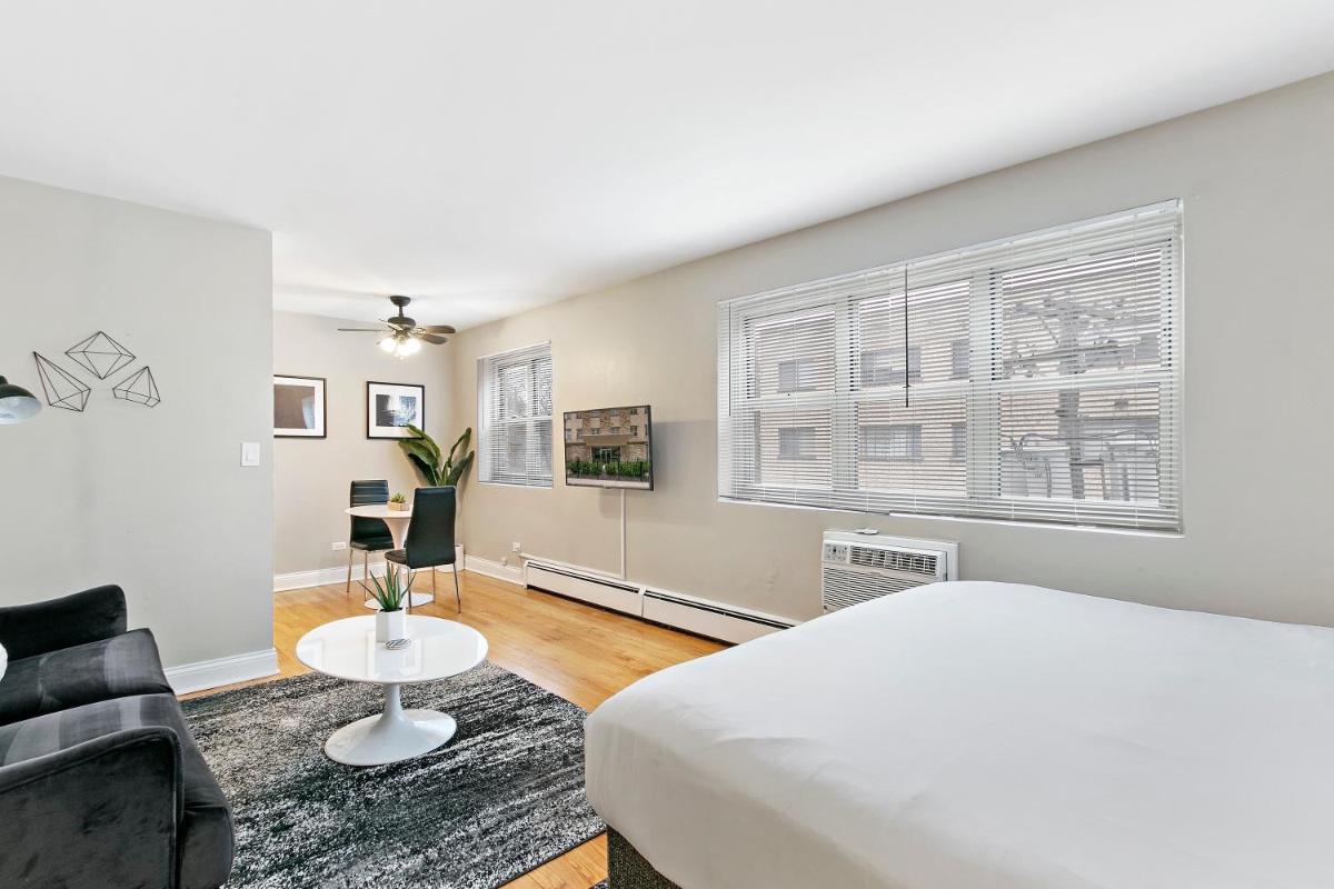 Cozy & Well-Equipped Studio Apt in Lakeview - Oakdale 412 - Housity