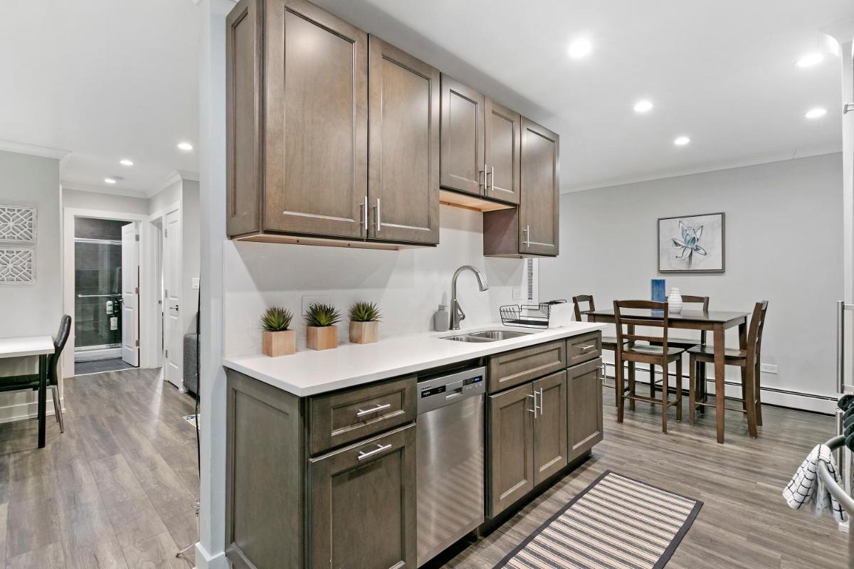 Modern & Stylish 1BR Apt in the Center of Lakeview - Oakdale 209 rep - Housity