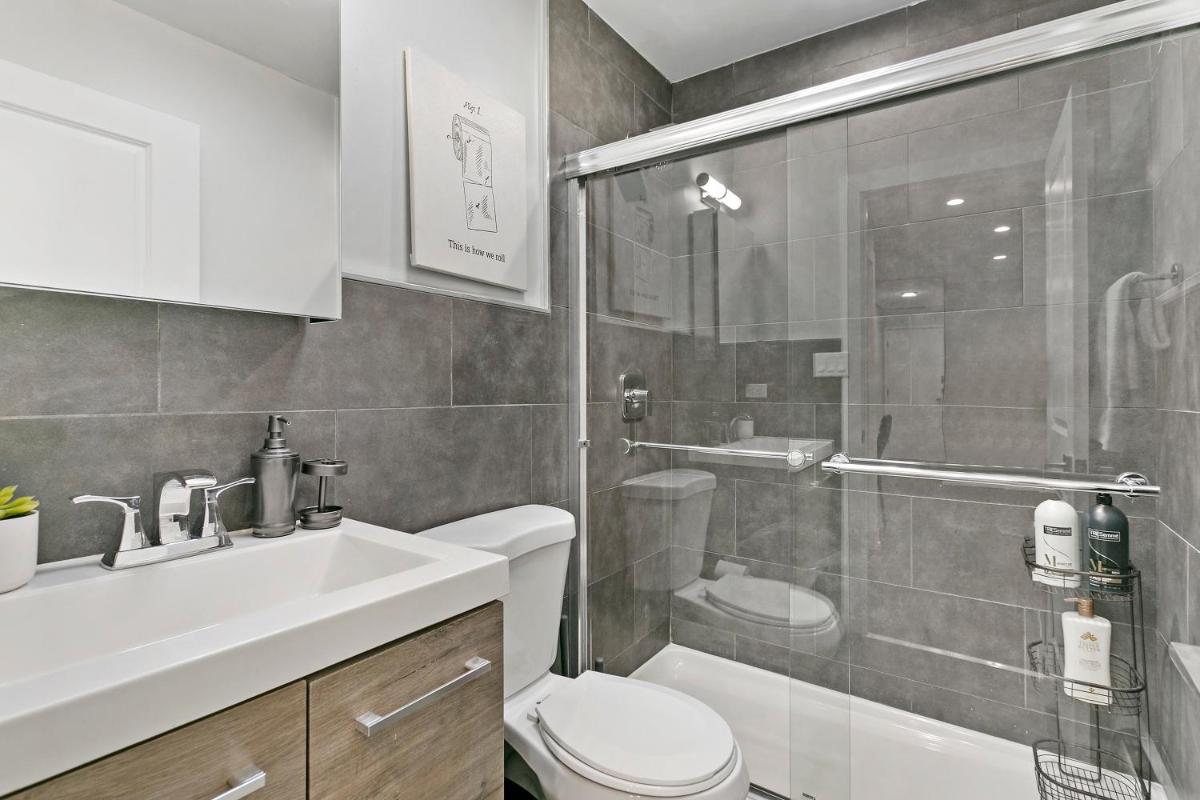 Modern & Stylish 1BR Apt in the Center of Lakeview - Oakdale 209 rep - Housity