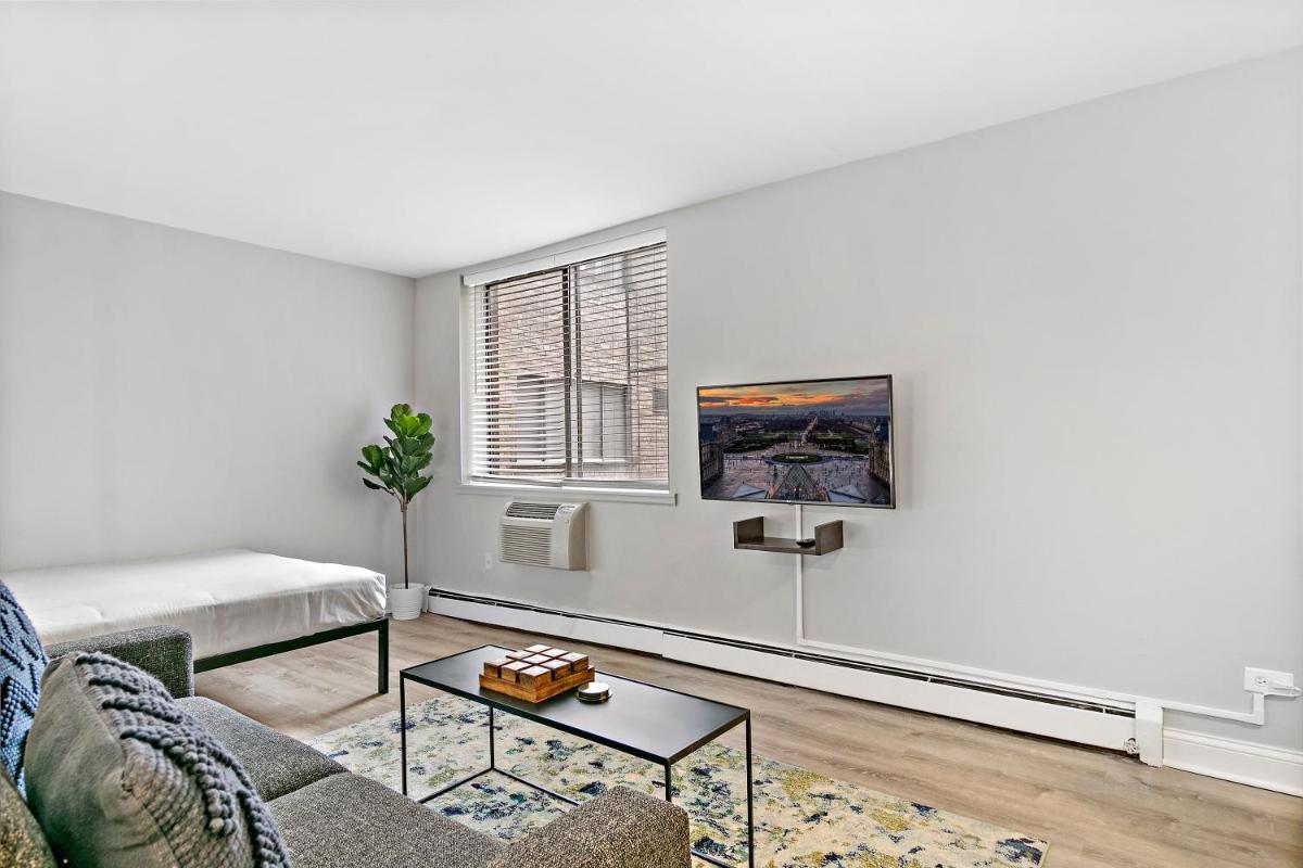Convenient Location & Cozy Studio Apartment - Oakdale 218 rep - Housity