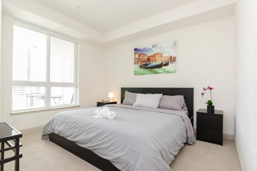 Luxury Highrise Living Downtown LA - Housity