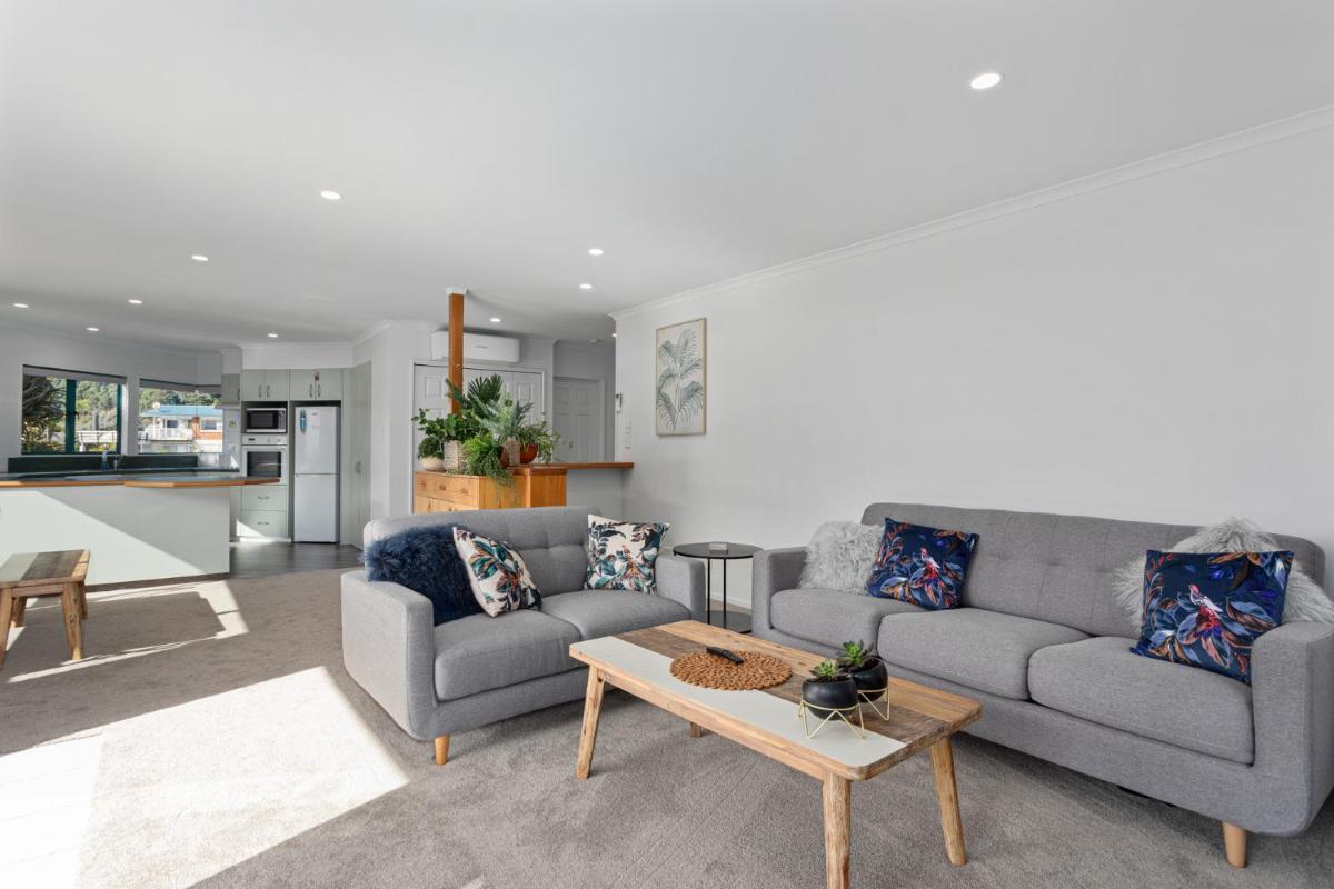 The Lights House - Beachfront Ohope Holiday Home - Housity