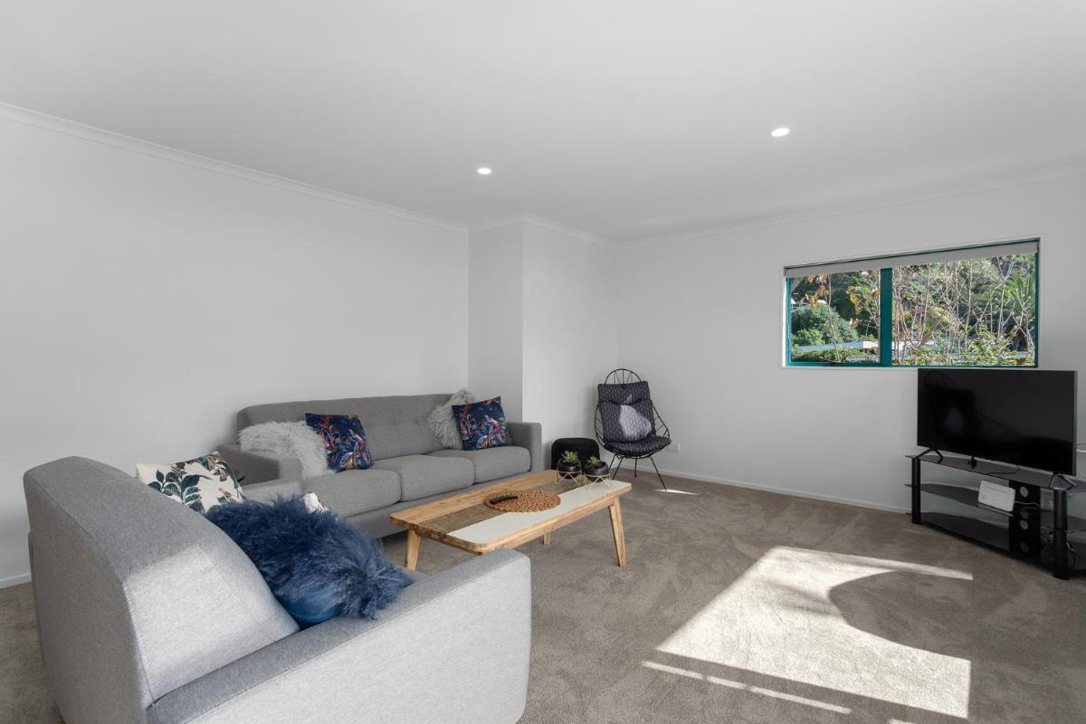 The Lights House - Beachfront Ohope Holiday Home - Housity