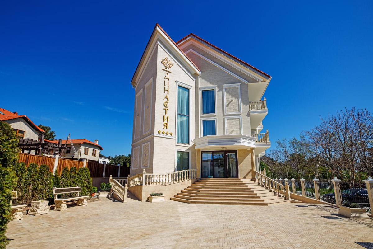 Dynasty Hotel - Housity