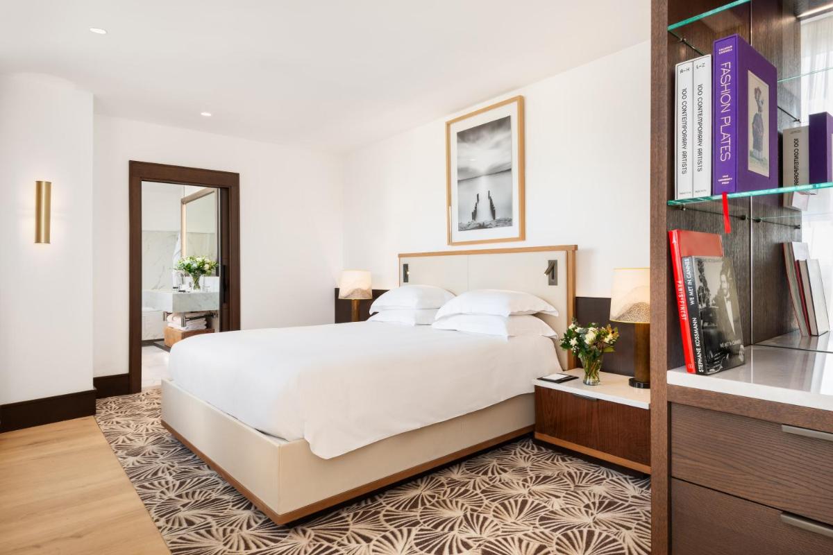 Un ou plusieurs lits dans un hébergement de l'établissement Hyatt Paris Madeleine