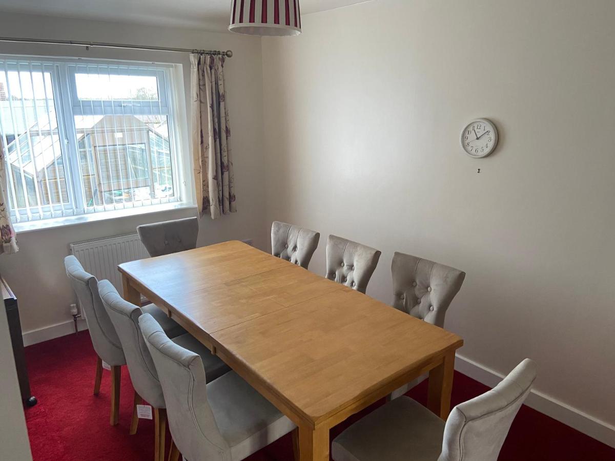 Large 4 bedroom home in Boston Spa village In-between York, Harrogate and Leeds, Sleeps 9 - Housity