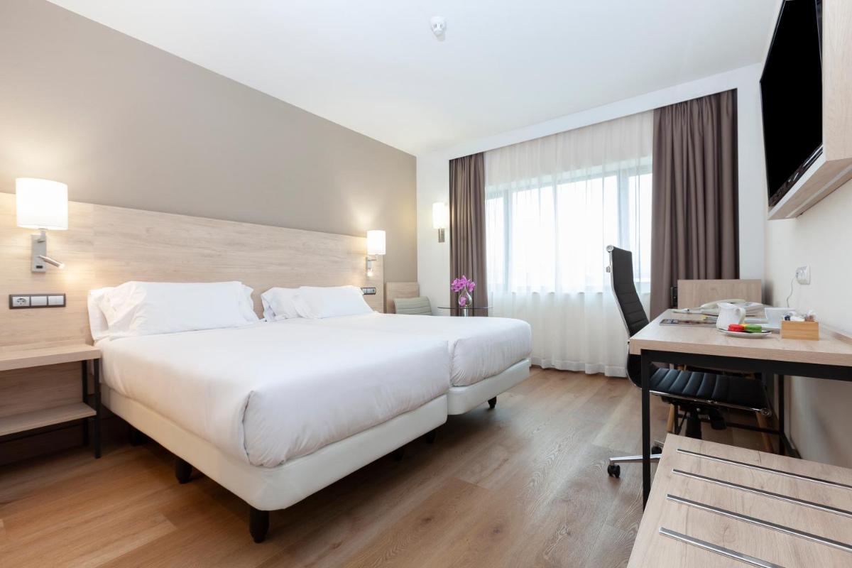 Hotel Puerta de Bilbao - Housity